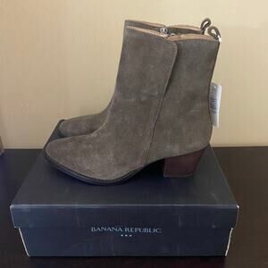 BANANA REPUBLIC WOMEN'S SUEDE ANKLE BOOTIE‎